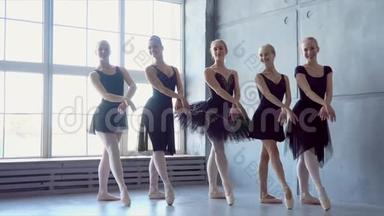 穿黑色短裙的女孩同步跳舞。儿童芭蕾舞学校。